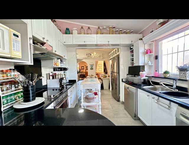 5 BEDROOM HOUSE FOR SALE IN ORMONDE